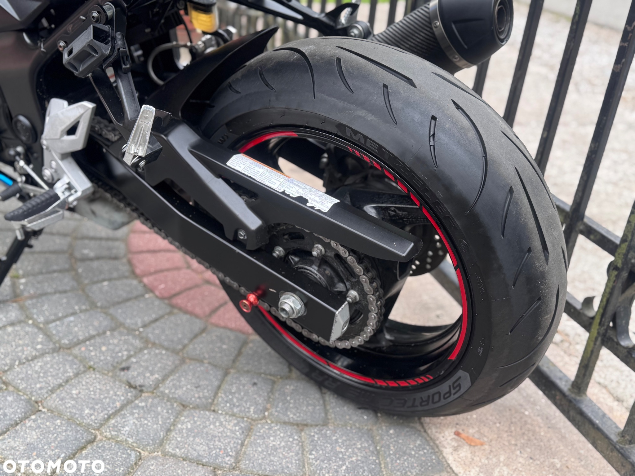 Suzuki GSR - 21