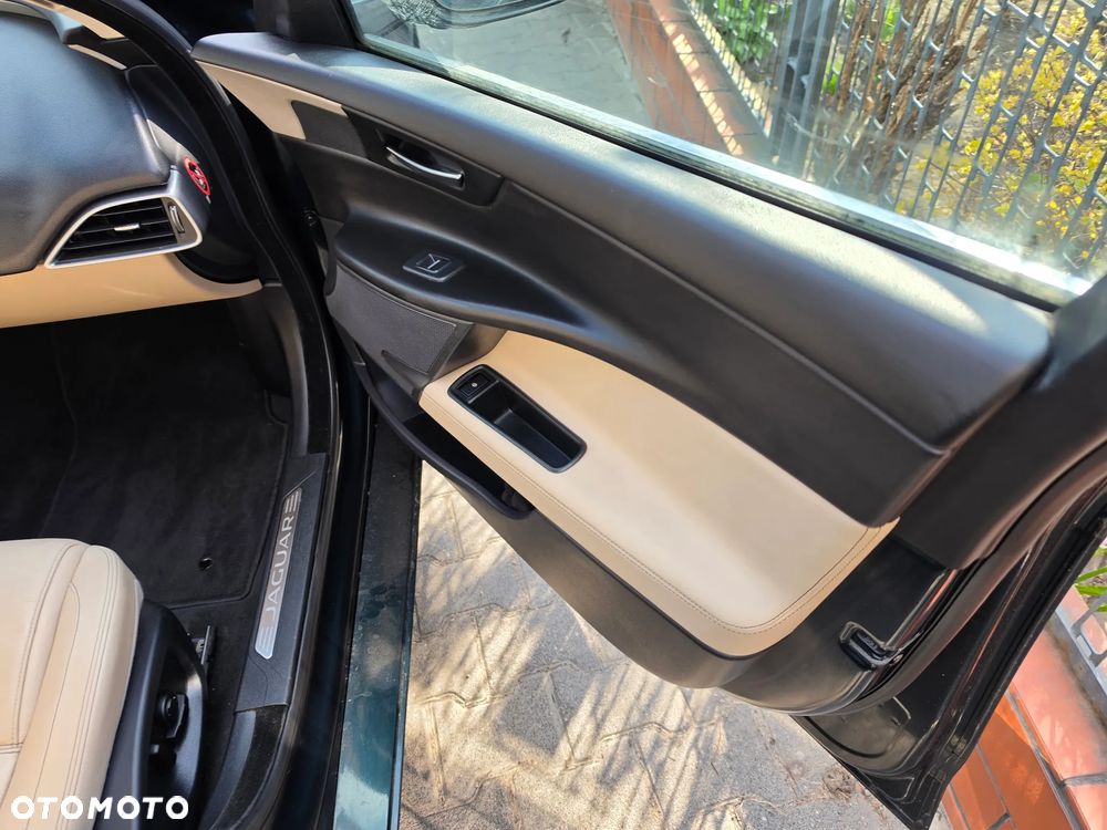 Jaguar XE 2.0 D AWD R-Sport - 12