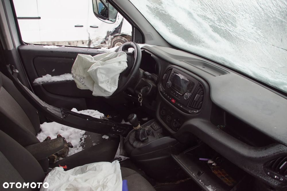 Auto na części - Fiat Doblo II Lift 1.3 MultiJet 90 KM 263A2000 71798299 249 2015R Silnik Skrzynia Drzwi Klapa Zderzak Lampa Lusterko Szyba Deska Kokpit Sterownik Moduł Czujnik Licznik Wyświetlacz Panel Kierownica - 14