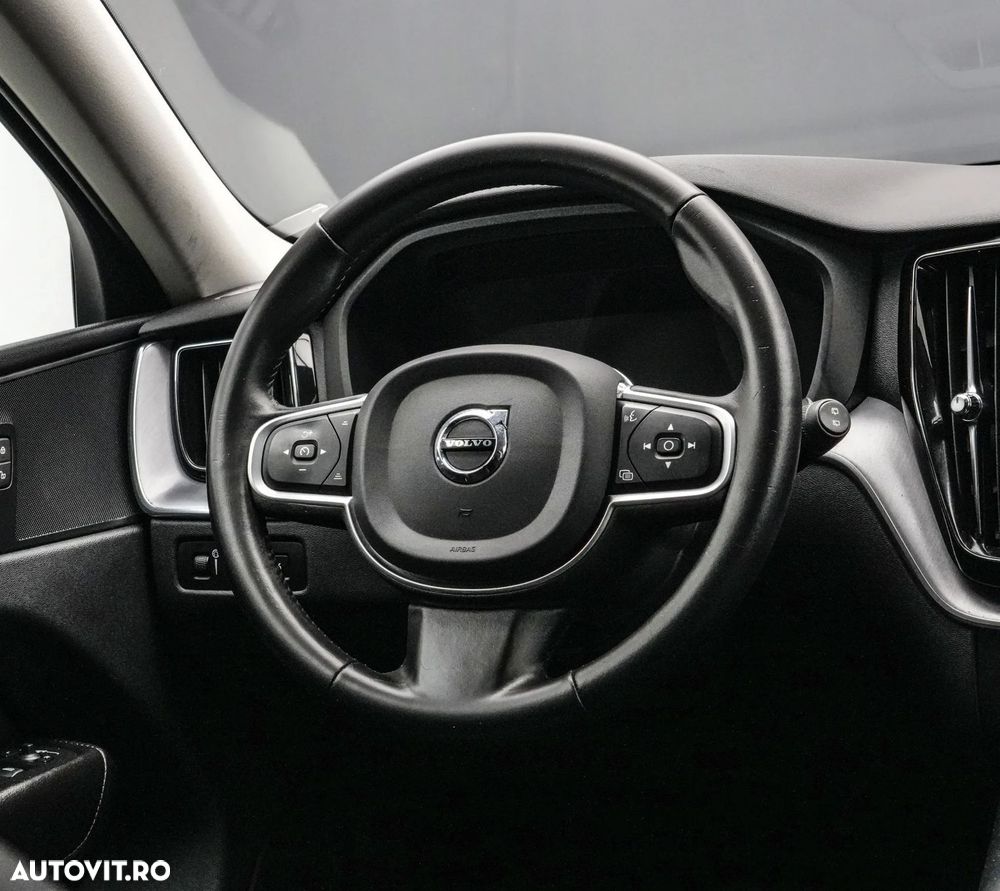 Volvo XC 60 B4 MHEV AT8 AWD Momentum Pro - 18