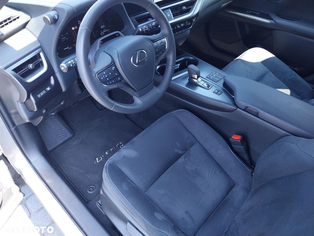 Lexus UX 300h Business - 18