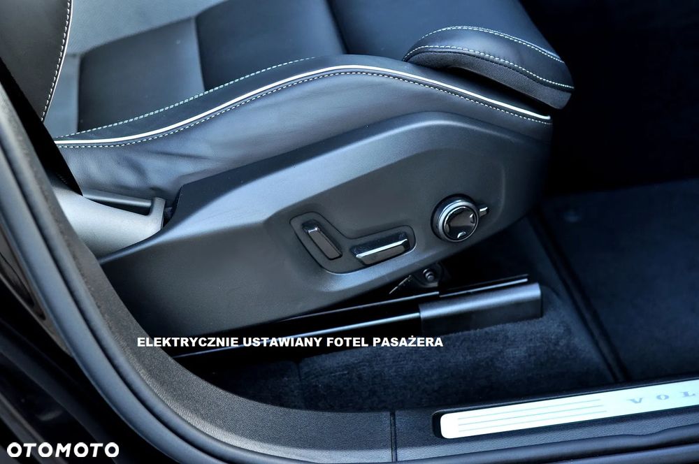 Volvo XC 60 B5 B AWD Plus Black Edition - 16