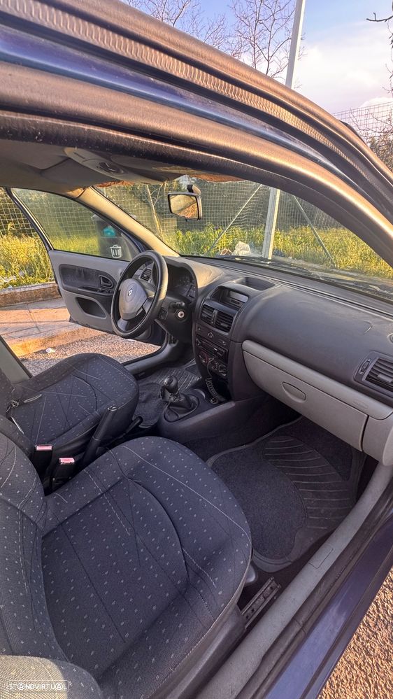 Renault Clio 1.2 16V Confort Authentique - 12