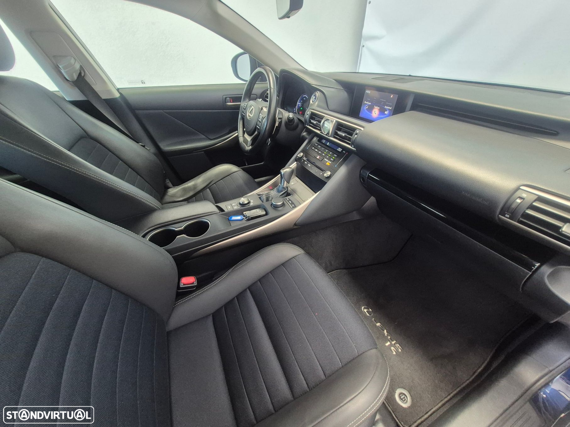 Lexus IS 300H Sport Edition - 24