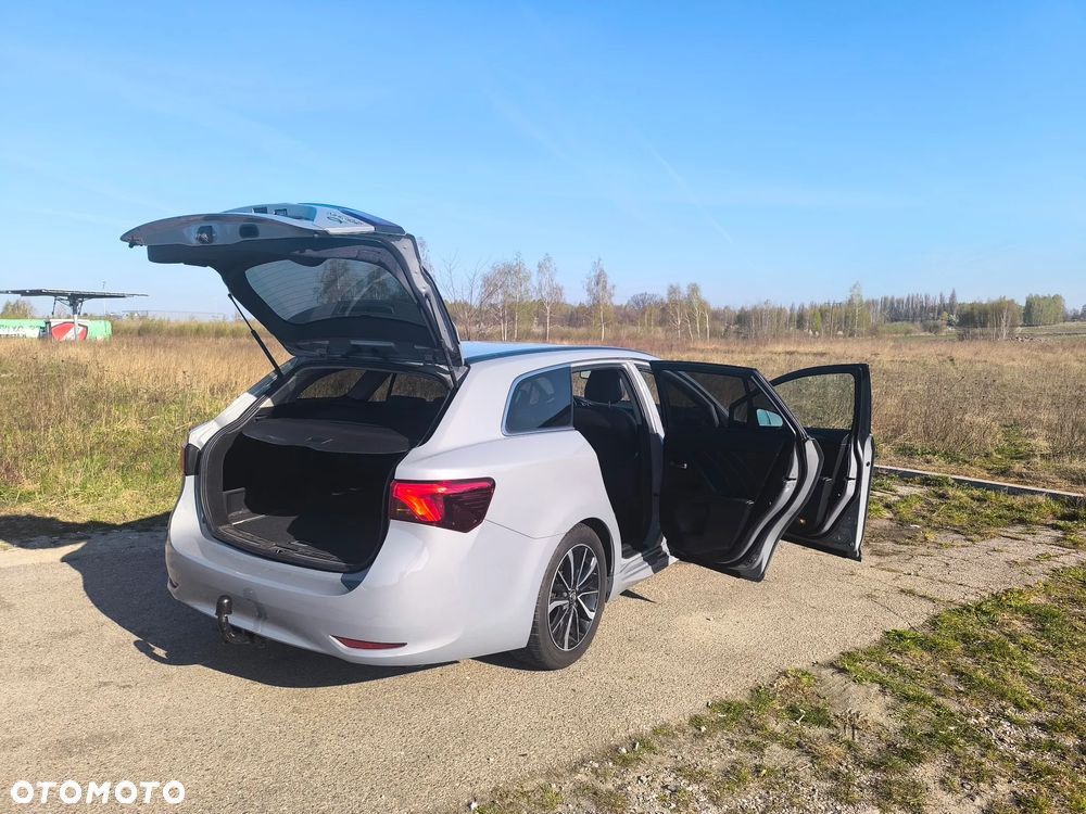 Toyota Avensis 1.8 Premium - 12