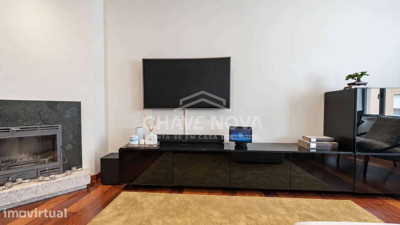 T3 com três frentes e garagem fechada em condomínio com ténis e jardim - Grande imagem: 3/30