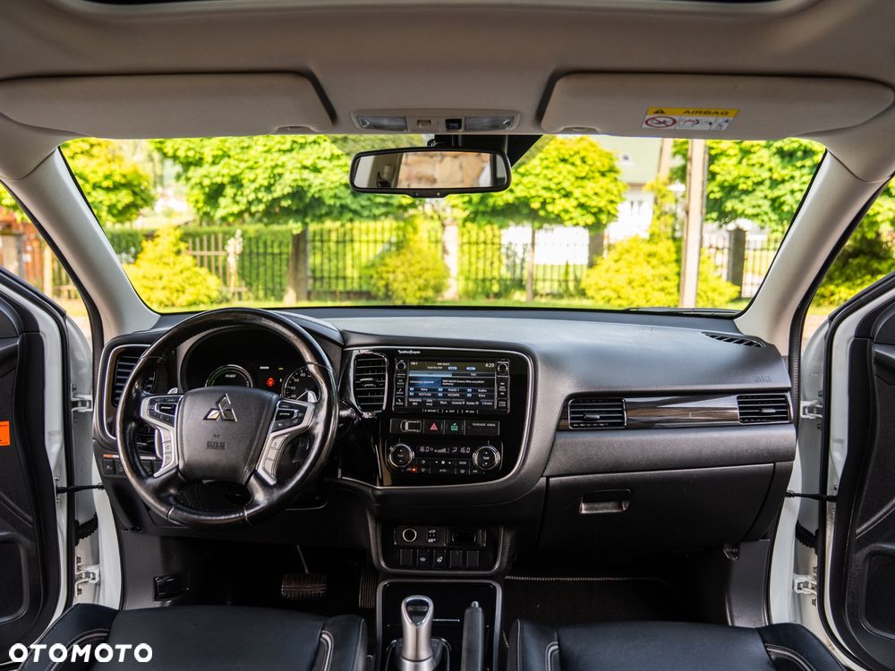 Mitsubishi Outlander 2.0 4WD Plug-In Hybrid Plus - 32