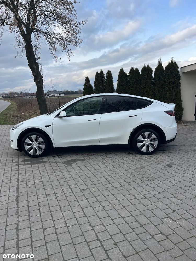 Tesla Model Y - 4