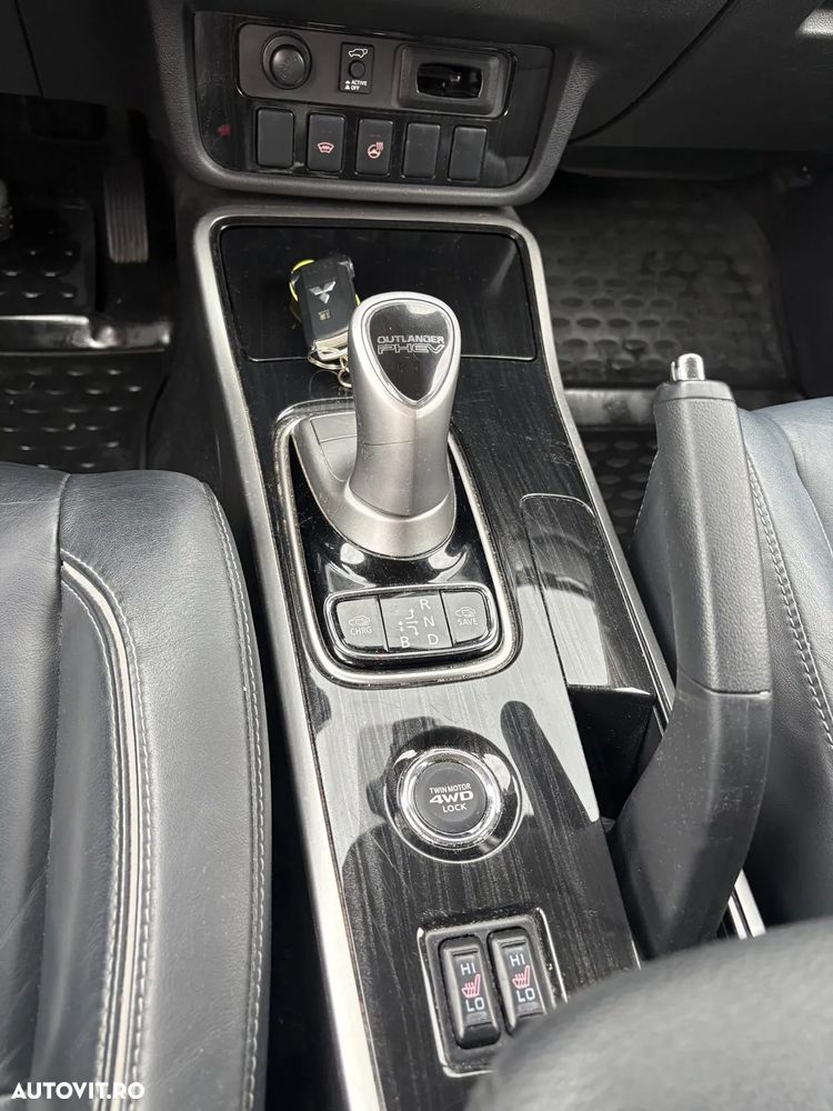 Mitsubishi Outlander 2.0 4WD Plug-In Hybrid Plus - 17
