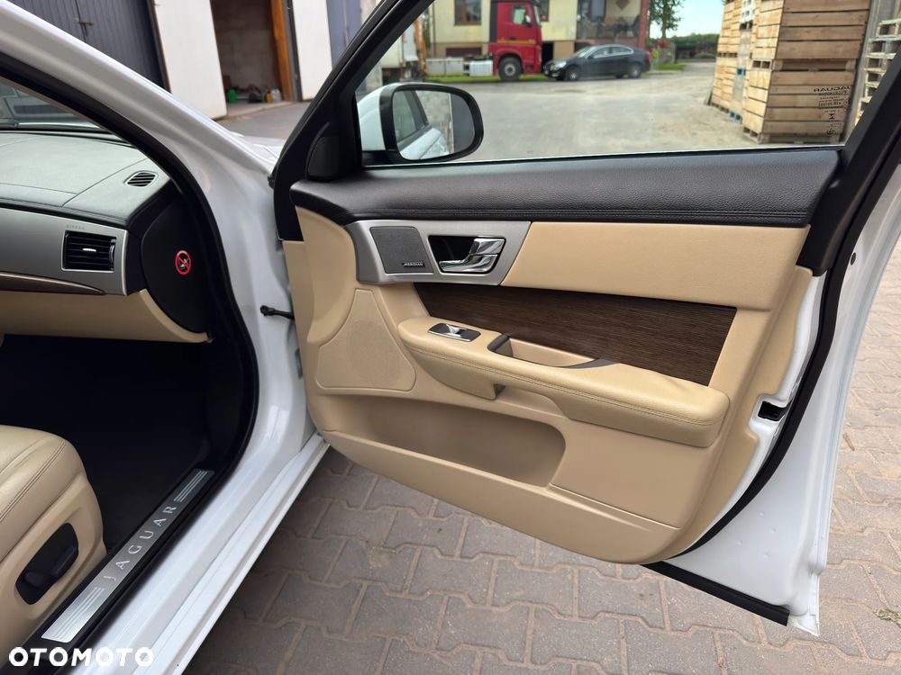 Jaguar XF 2.0 T Luxury - 18