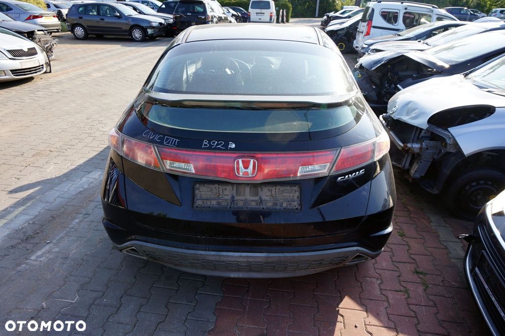 HONDA CIVIC VIII 5D HB 2006 B92P 1.4 16V L13A7 83KM SPLM CZARNY na części - 4