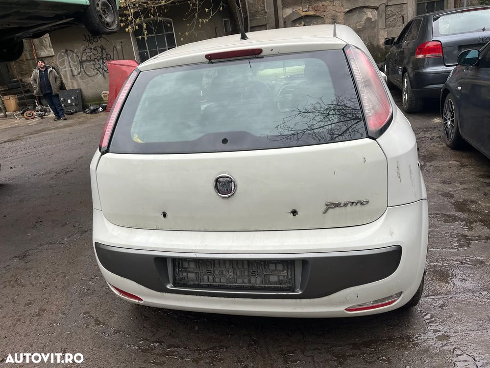 Dezmembrez Fiat Punto facelift alb 2010-2011 1,4 benzina - 9