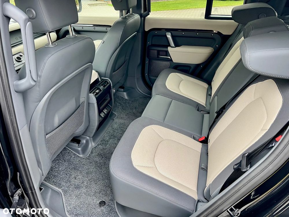 Land Rover Defender 3.0 D300 mHEV X-Dynamic SE - 31