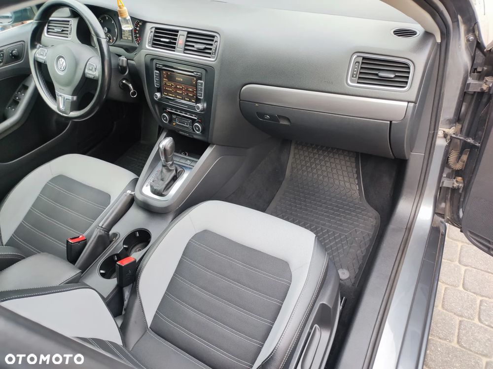 Volkswagen Jetta 2.0 TDI Highline DSG - 29