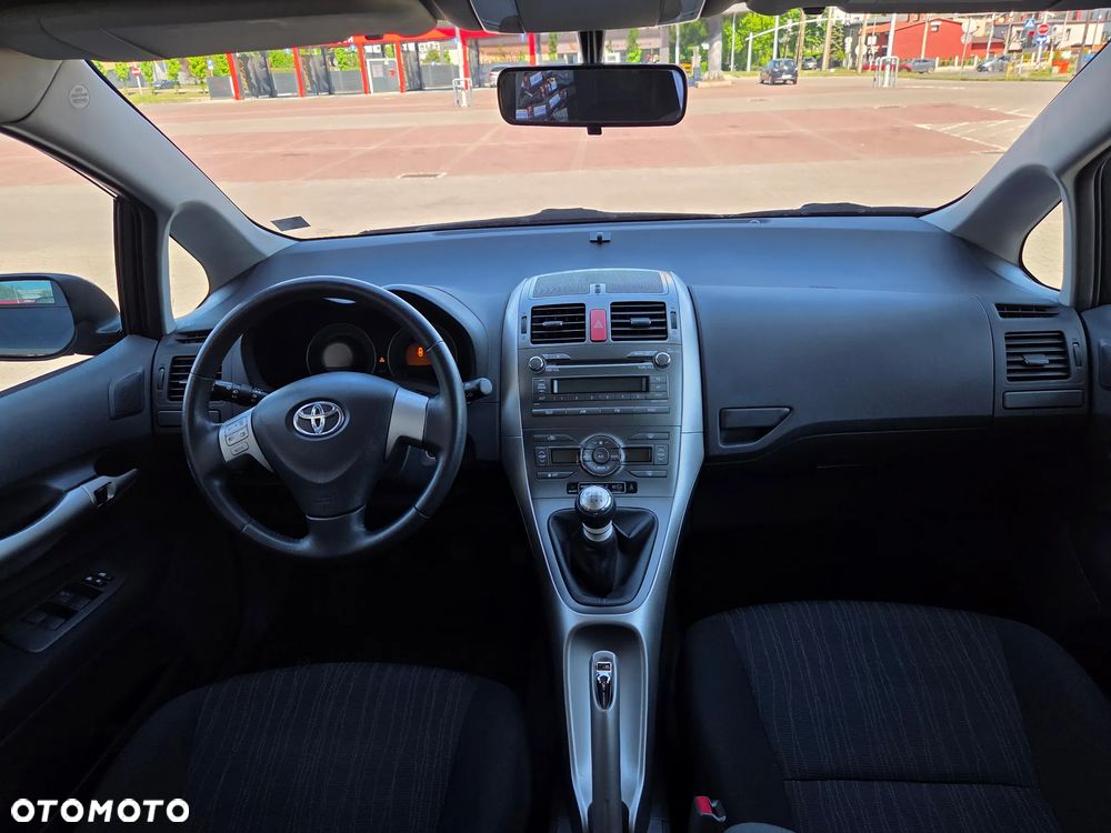 Toyota Auris 1.33 VVT-i Premium + - 8