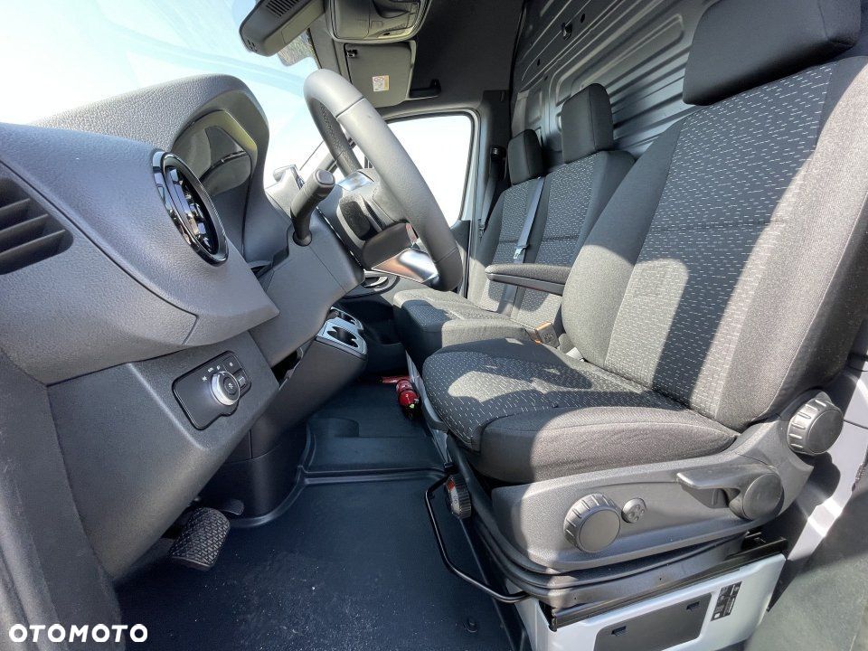 Mercedes-Benz Sprinter - 13