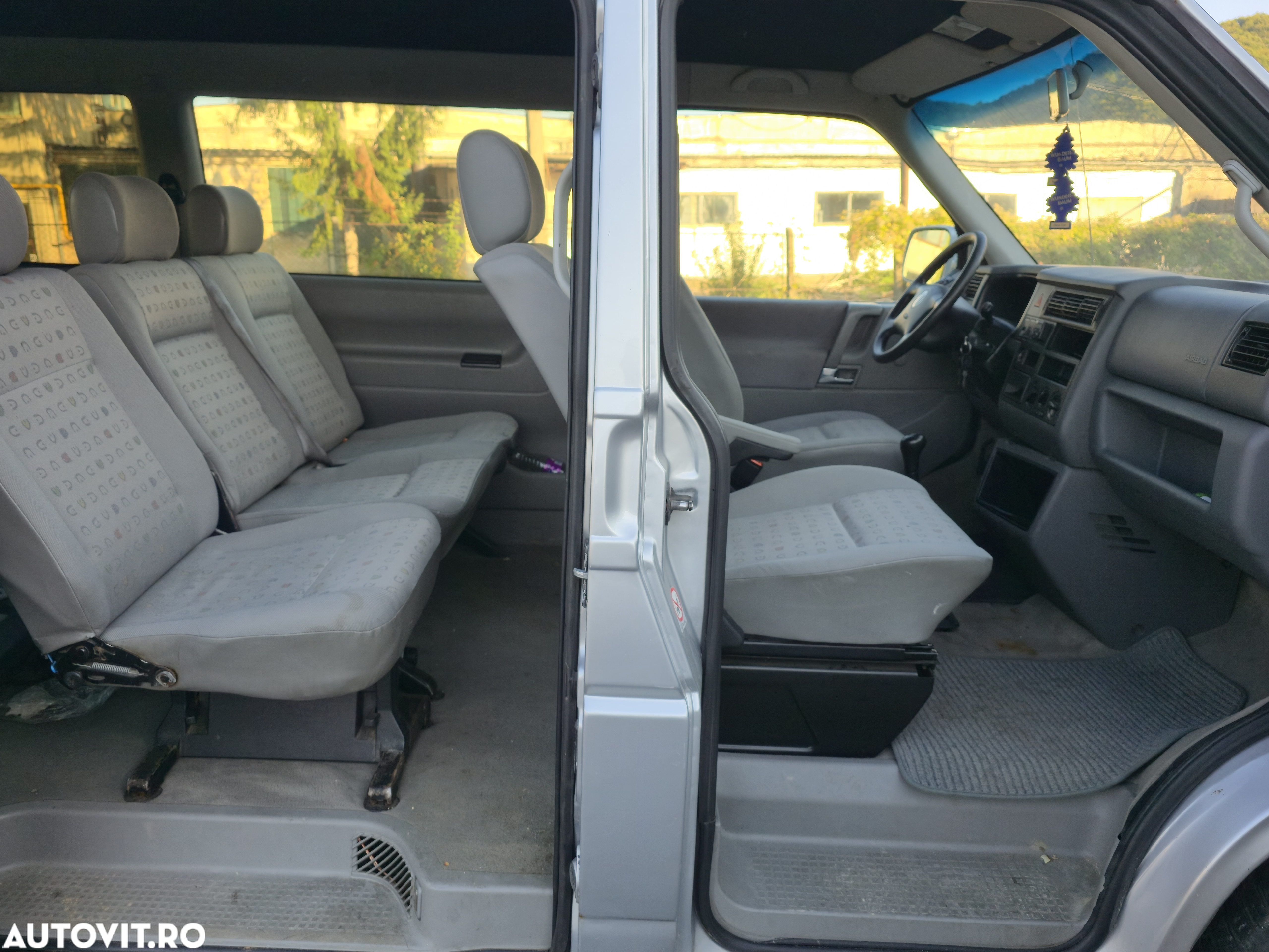 Volkswagen Caravelle - 11