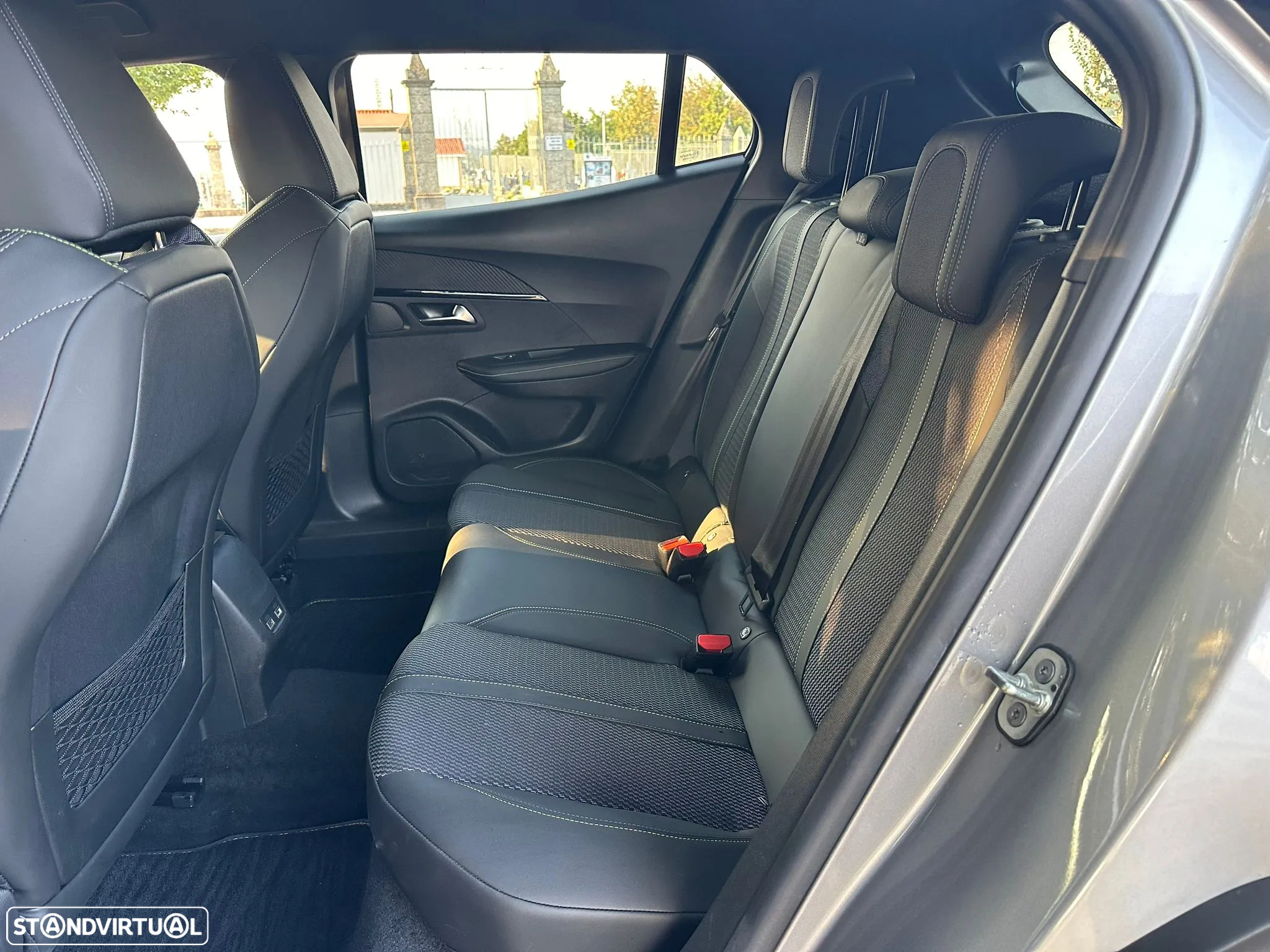 Peugeot 2008 PureTech 130 EAT8 GT - 23