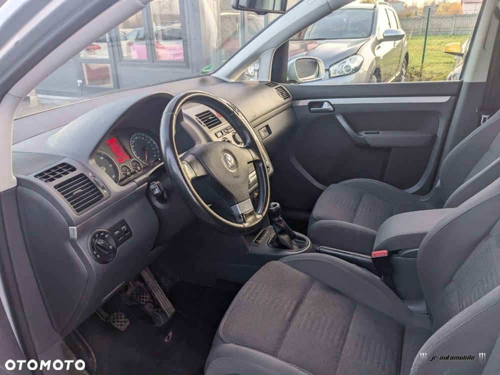 Volkswagen Touran - 12