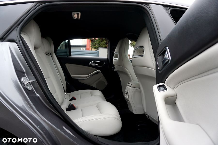 Mercedes-Benz CLA 180 Peak Edition - 26