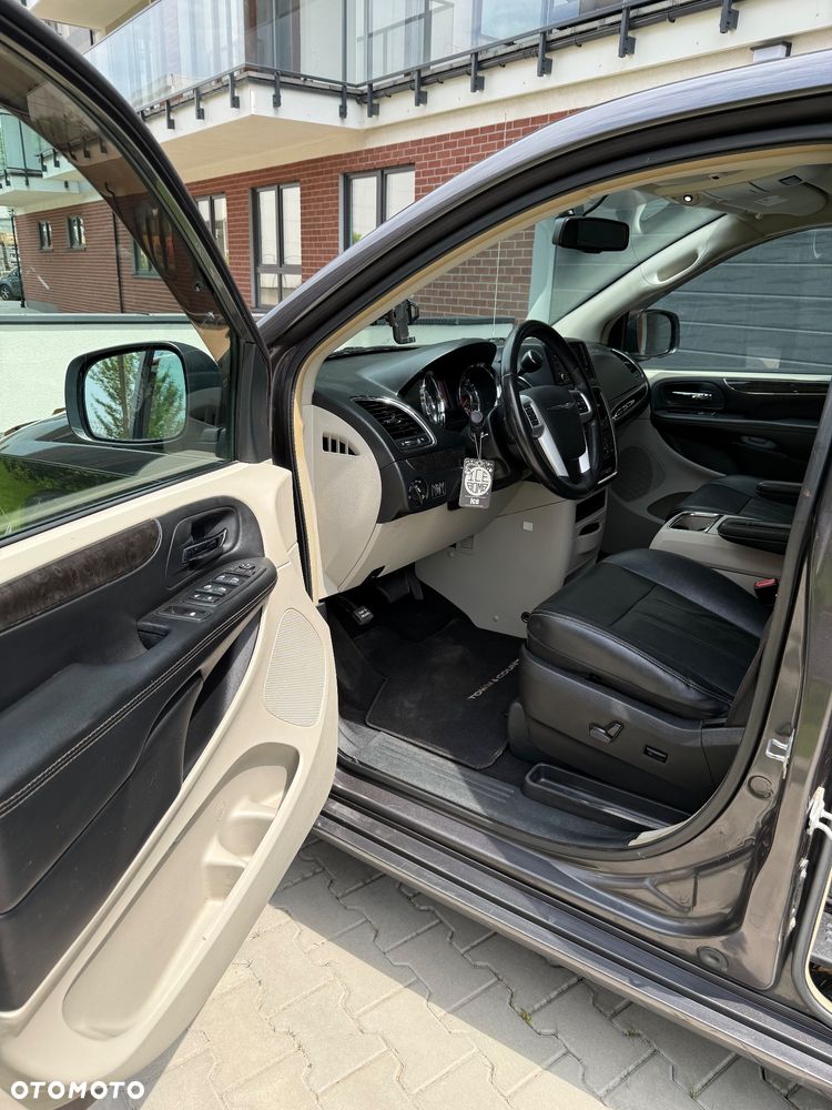 Chrysler Town & Country 3.6 Limited - 17