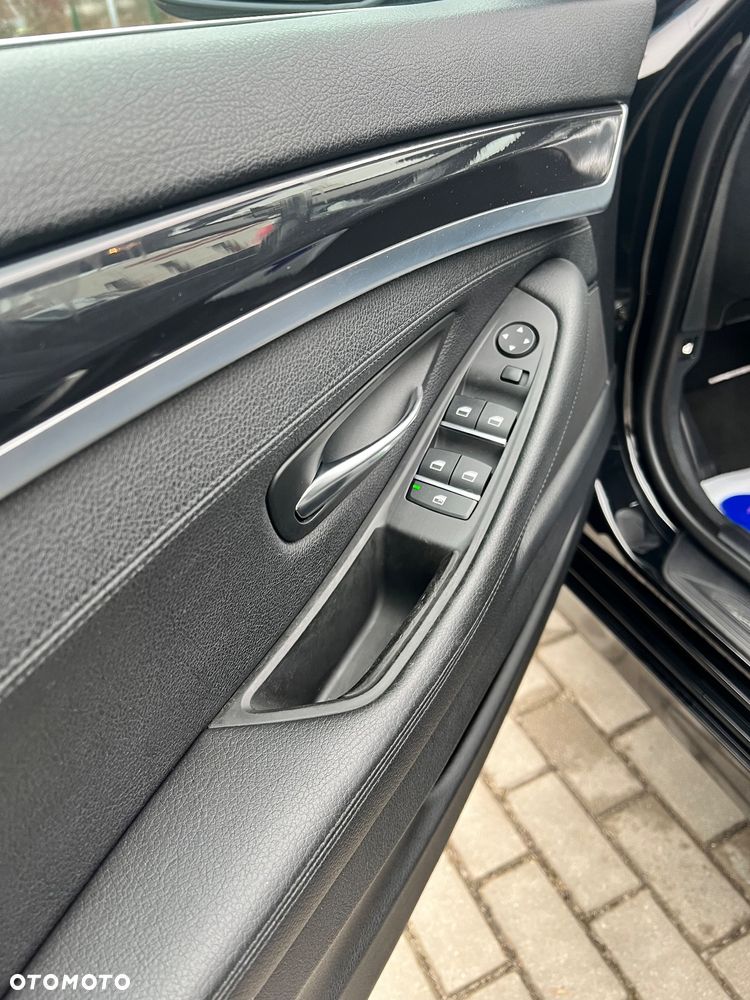 BMW Seria 5 525d xDrive - 13