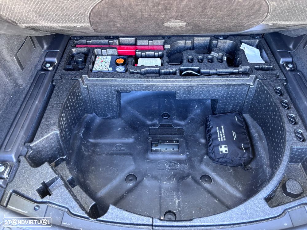 Land Rover Discovery Sport P300e SE - 13