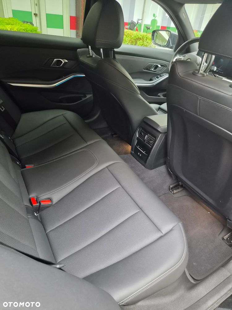 BMW Seria 3 320d xDrive mHEV M Sport - 11