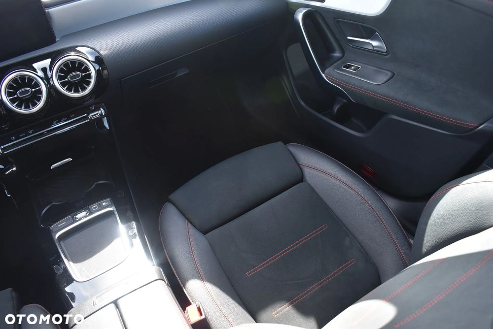 Mercedes-Benz CLA 200 7G-DCT - 19