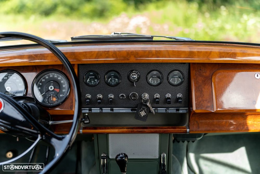 Jaguar MK II - 34