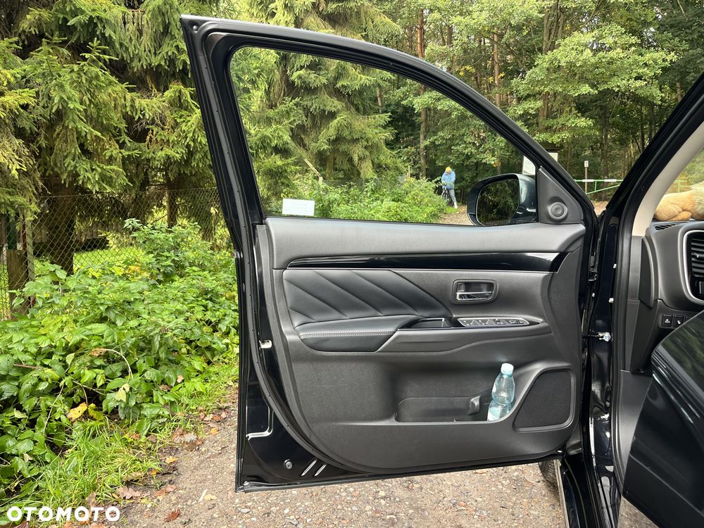 Mitsubishi Outlander Instyle NAVI + - 23