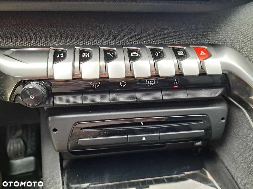 Peugeot 3008 1.2 PureTech Allure S&S - 11