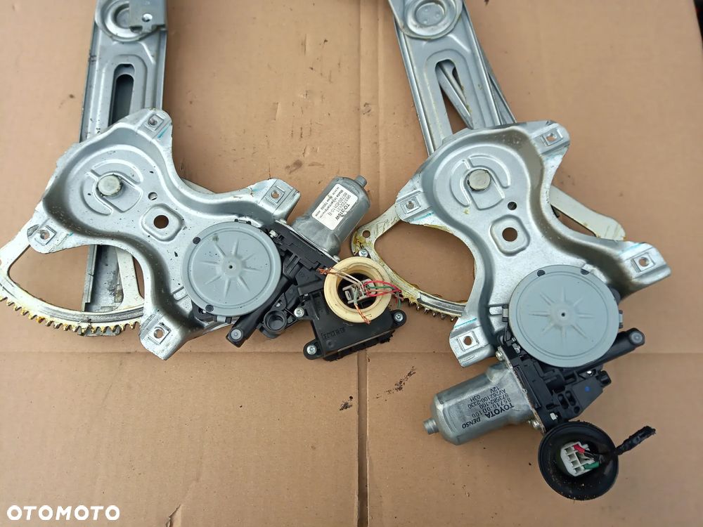 Toyota Yaris II mechanizm podnośnik szyby przód przedni prawy  5D    06-11 - 2