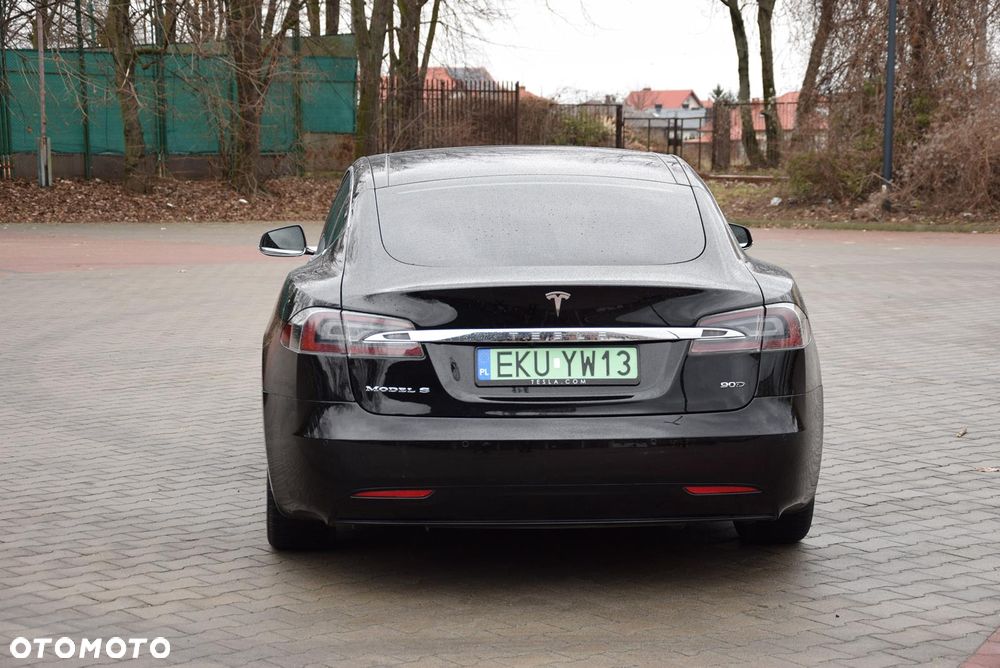 Tesla Model S - 24
