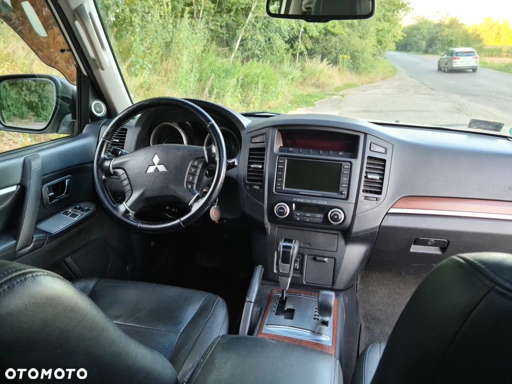Mitsubishi Pajero - 21