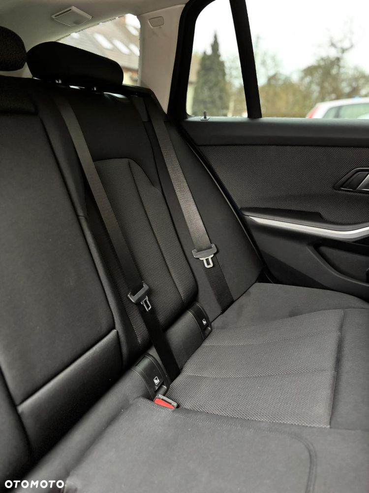 BMW Seria 3 318d MHEV - 9