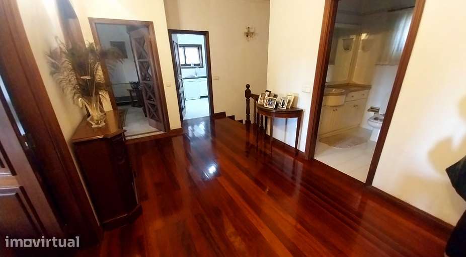 Moradia T5 Lordelo Guimarães  Lote 870m² Grande Potencial Modernização - Grande imagem: 2/3