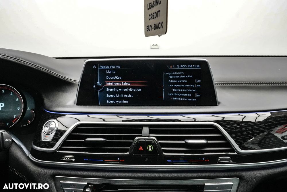BMW Seria 7 750i xDrive - 28