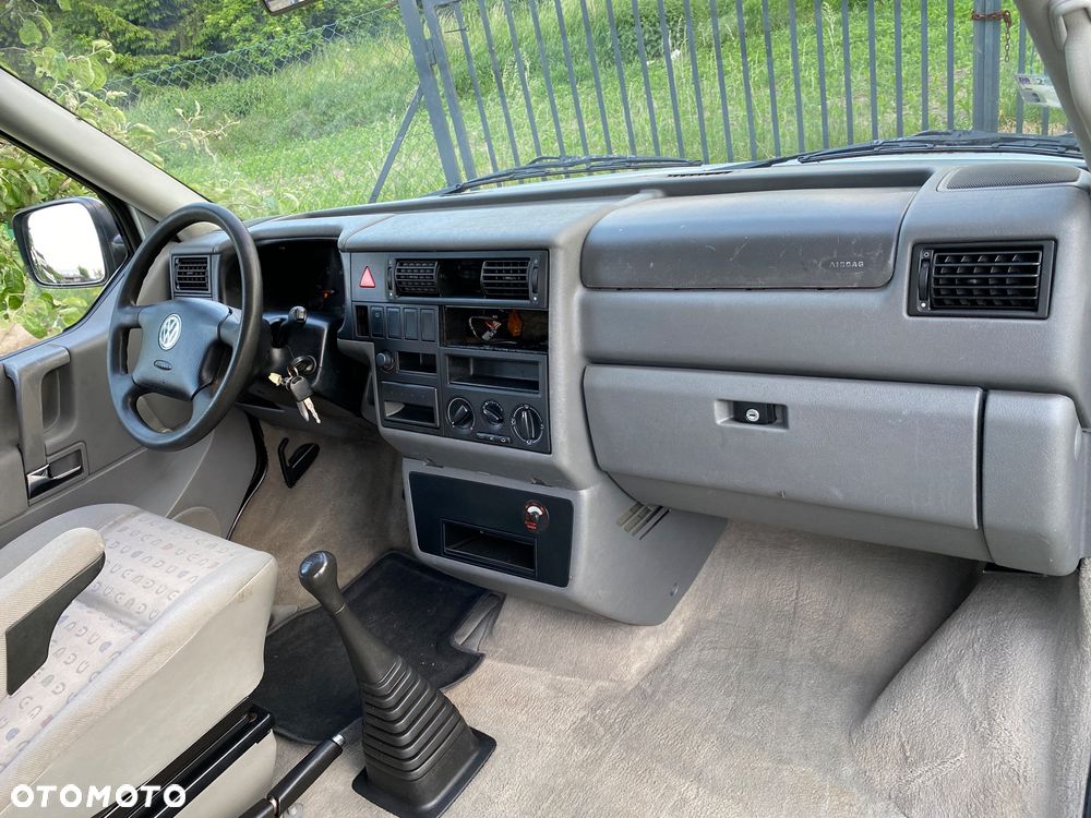 Volkswagen Caravelle - 10