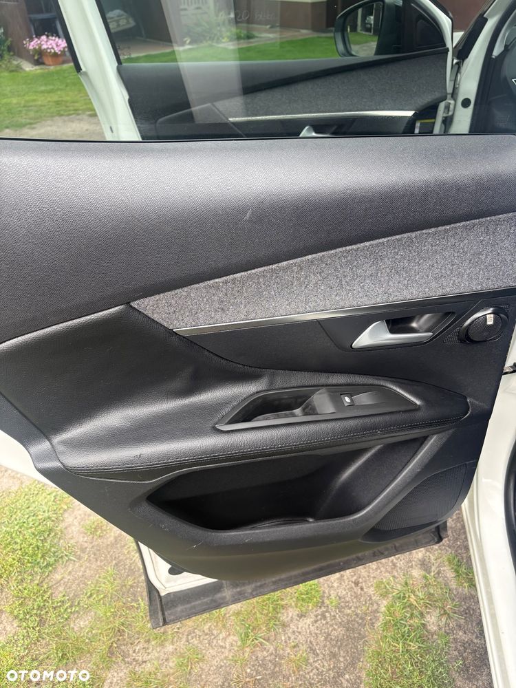 Peugeot 3008 PureTech 130 Stop & Start GPF Allure Business-Paket - 24
