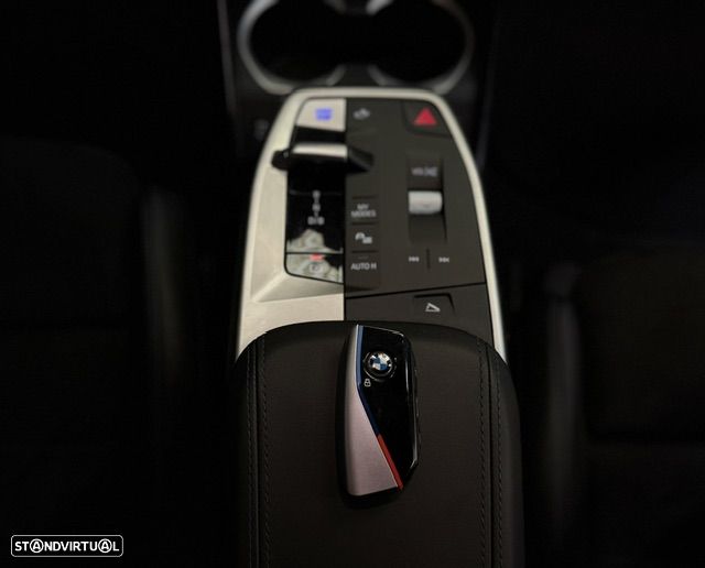 BMW iX2 eDrive20 Edição Desportiva M - 17