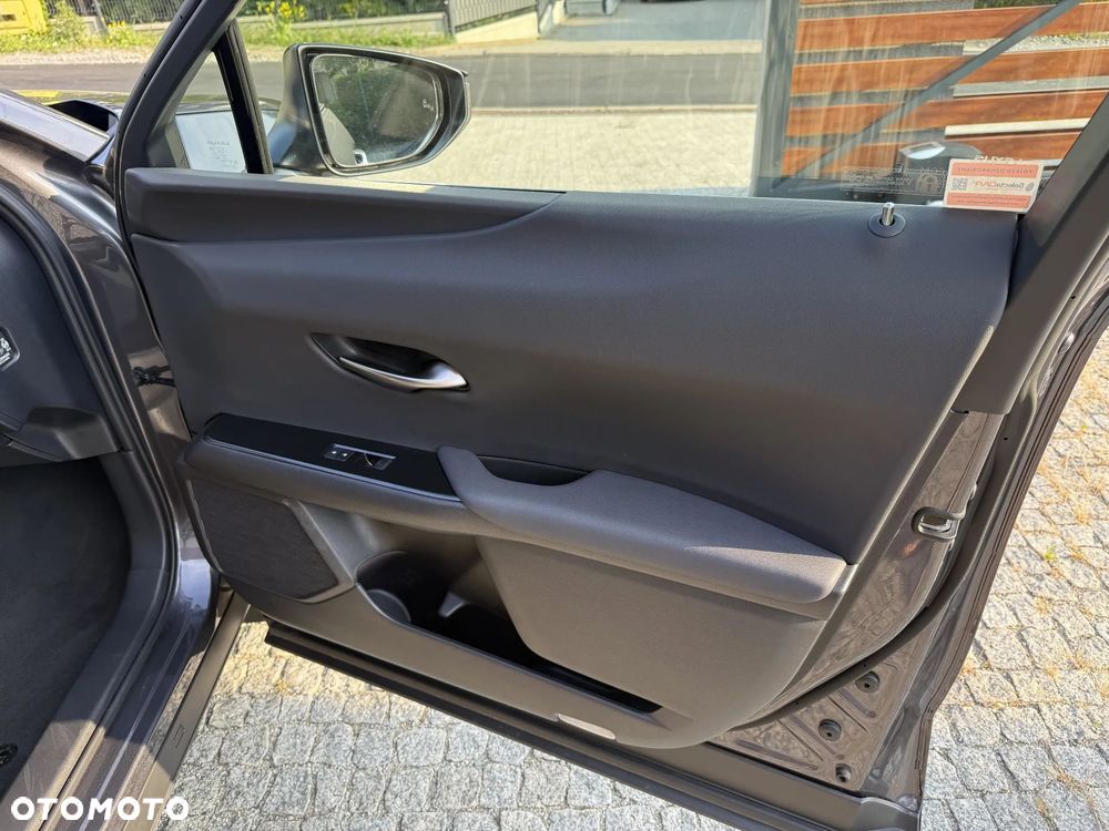 Lexus UX - 12