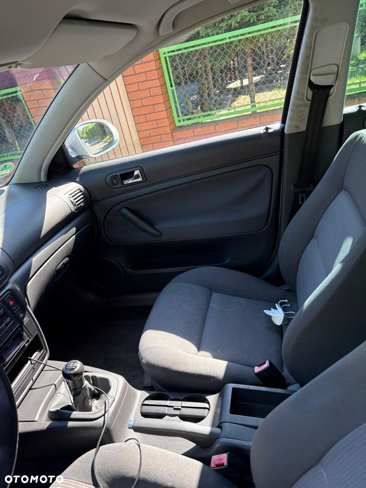 Volkswagen Passat 1.6 Comfortline Family - 6