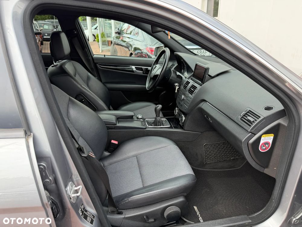 Mercedes-Benz Klasa C 220 CDI DPF BlueEFFICIENCY SPORT EDITION - 32