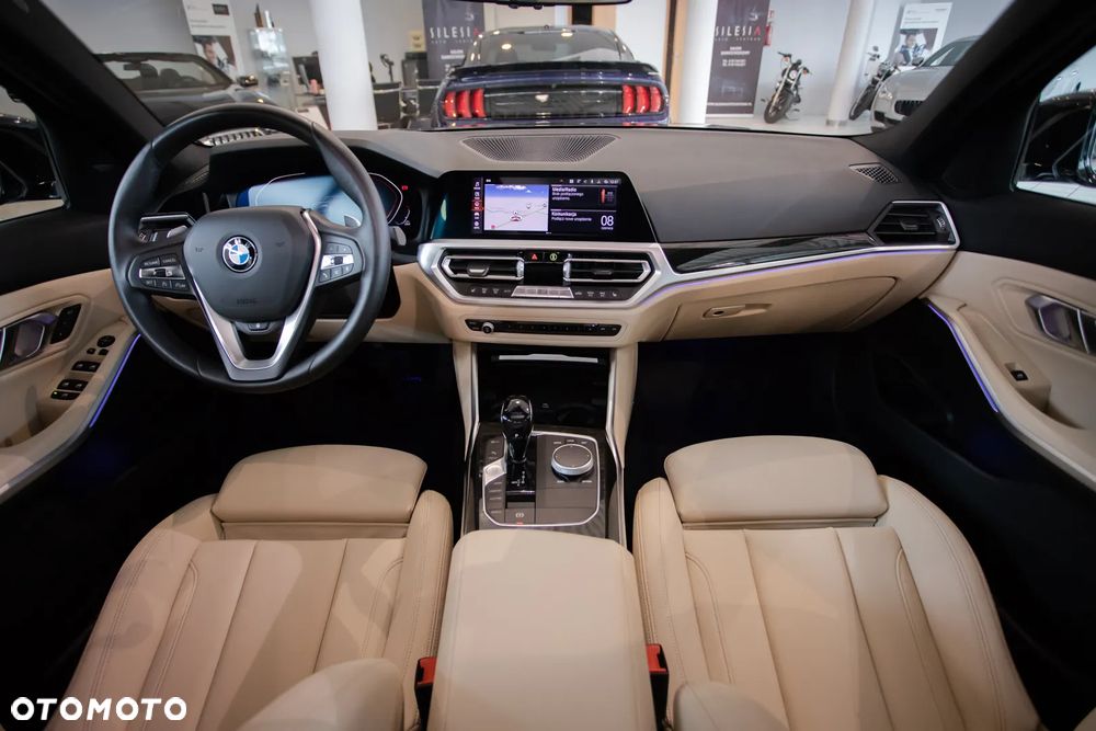 BMW Seria 3 330i xDrive - 16