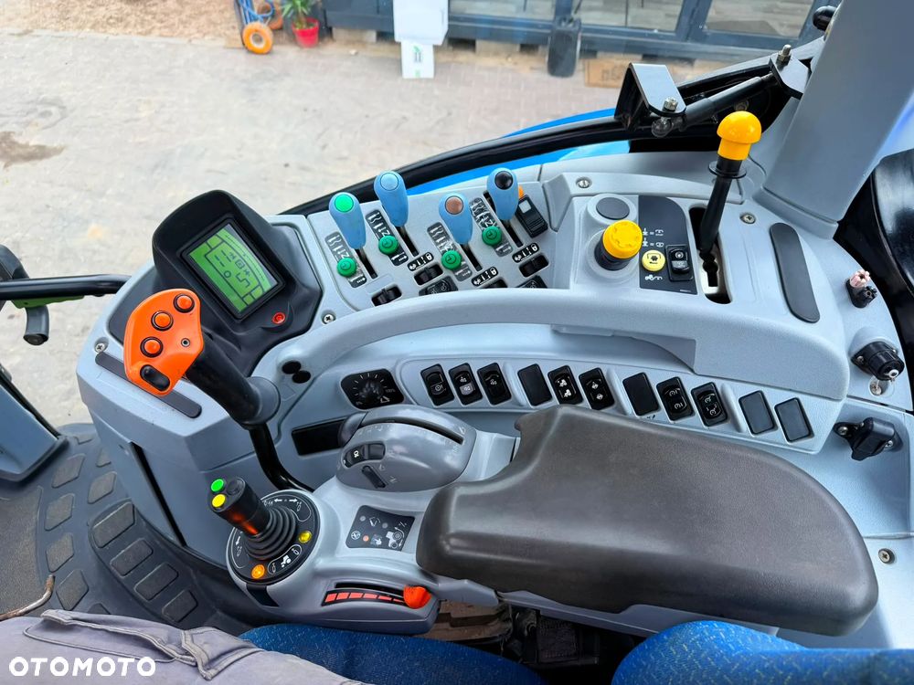 New Holland T 7050 - 32