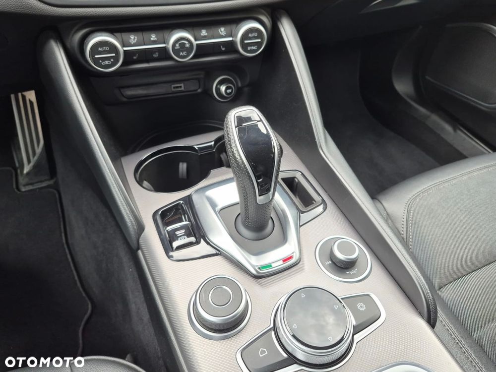Alfa Romeo Giulia 2.2 D Turbo Sprint - 17