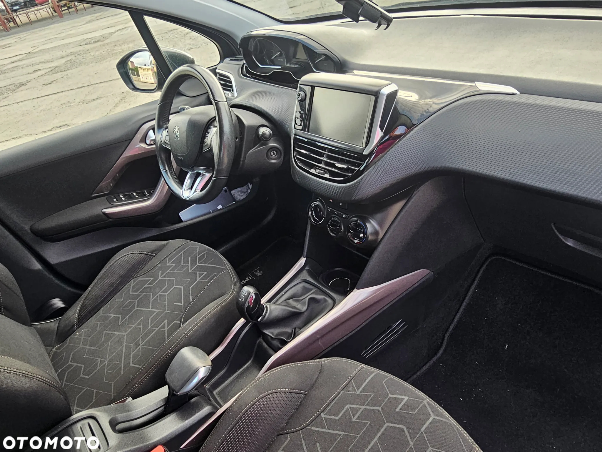 Peugeot 2008 1.2 Pure Tech Style - 12