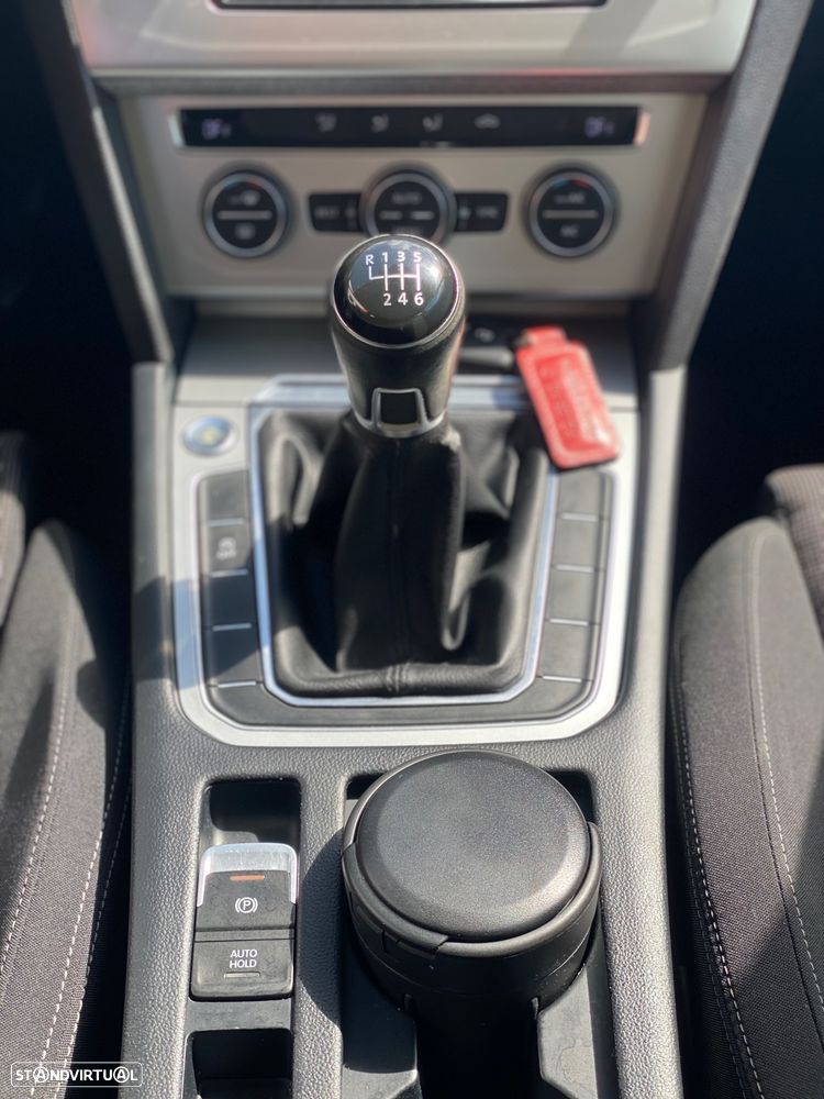 VW Passat Variant 1.6 TDI BlueMotion - 11