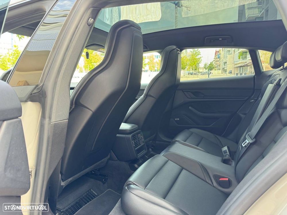 Porsche Taycan Cross Turismo 4 - 13